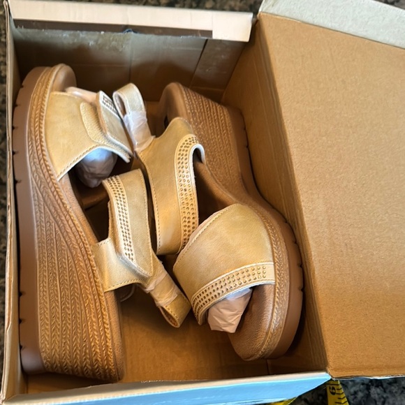 Good Choice Jorda Gold Wedge Sandals with Rhinestone Accents NWT 7 - Picture 12 of 12